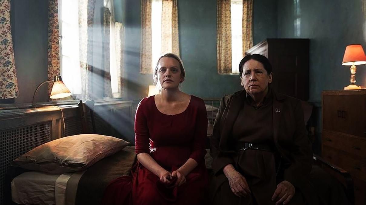 Працювала з задоволенням, – Елізабет Мосс розповіла про зйомки серіалу "Розповідь служниці" Працювала з задоволенням, – Елізабет Мосс розповіла про зйомки серіалу "Розповідь служниці"