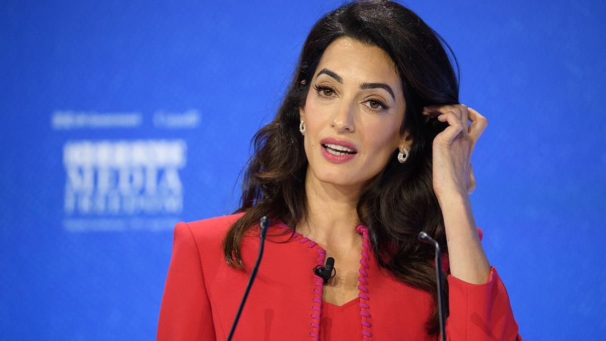 Бездоганний total look: Амаль Клуні зачарувала яскравим виходом в костюмі Бездоганний total look: Амаль Клуні зачарувала яскравим виходом в костюмі