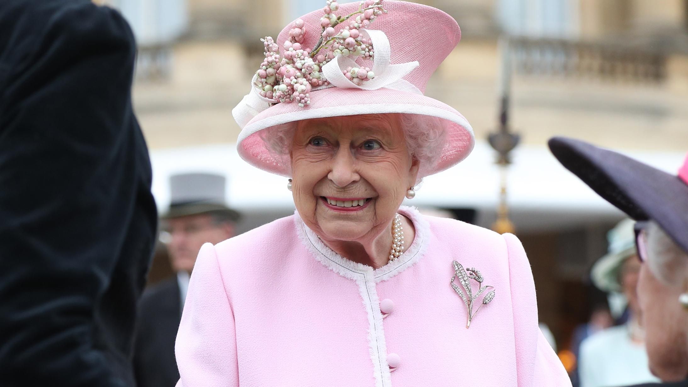 Пока королева спала: фанат Елизаветы II перелез через ворота дворца, желая поговорить с ней Пока королева спала: фанат Елизаветы II перелез через ворота дворца, желая поговорить с ней