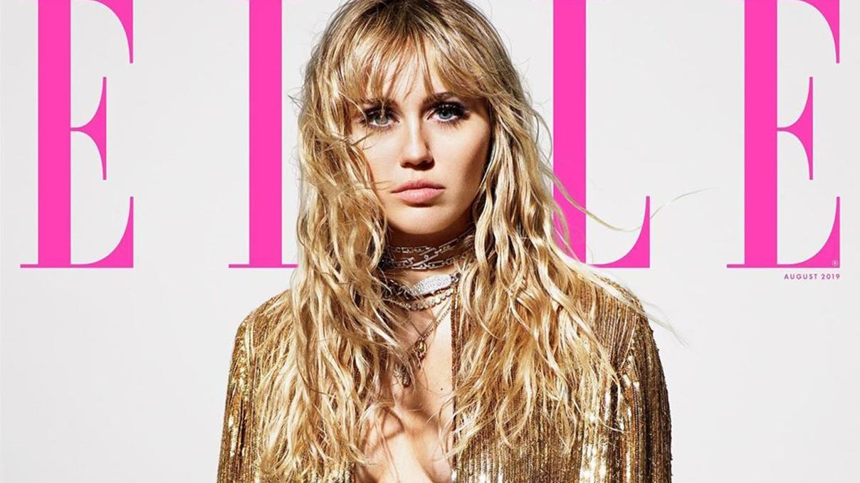 В золотой накидке на голое тело: Майли Сайрус оголила грудь на обложке глянца