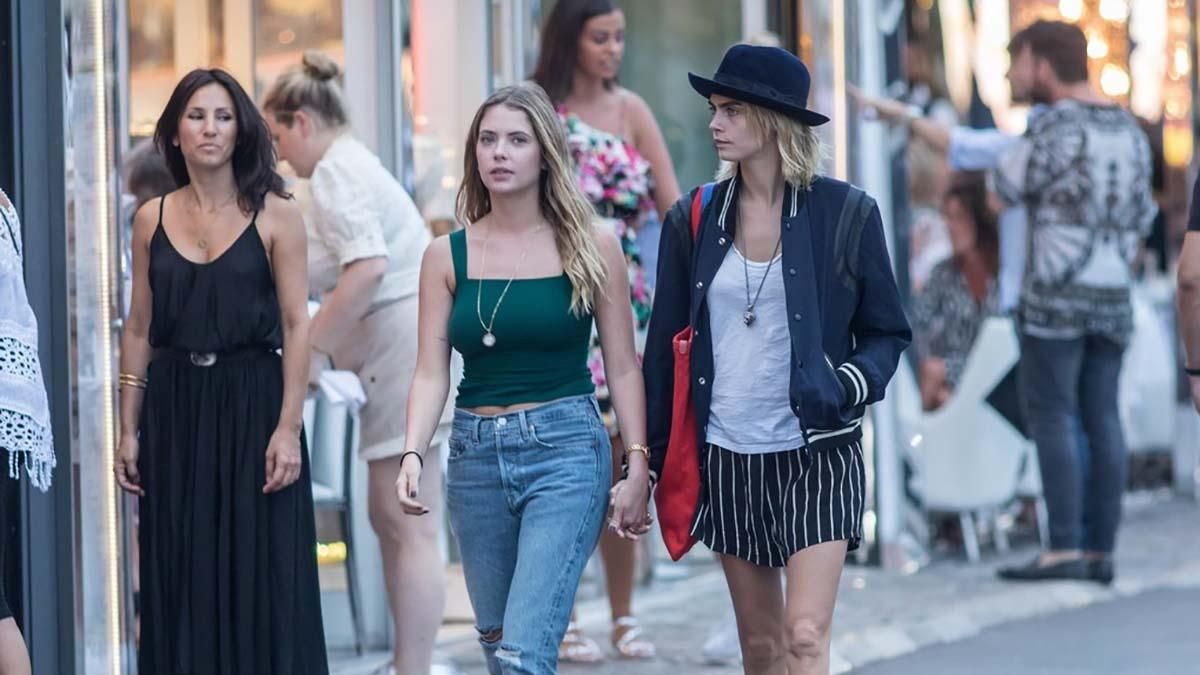 Кара Делевинь и Эшли Бенсон помолвлены – фото Кара Делевинь и Эшли Бенсон помолвлены – фото