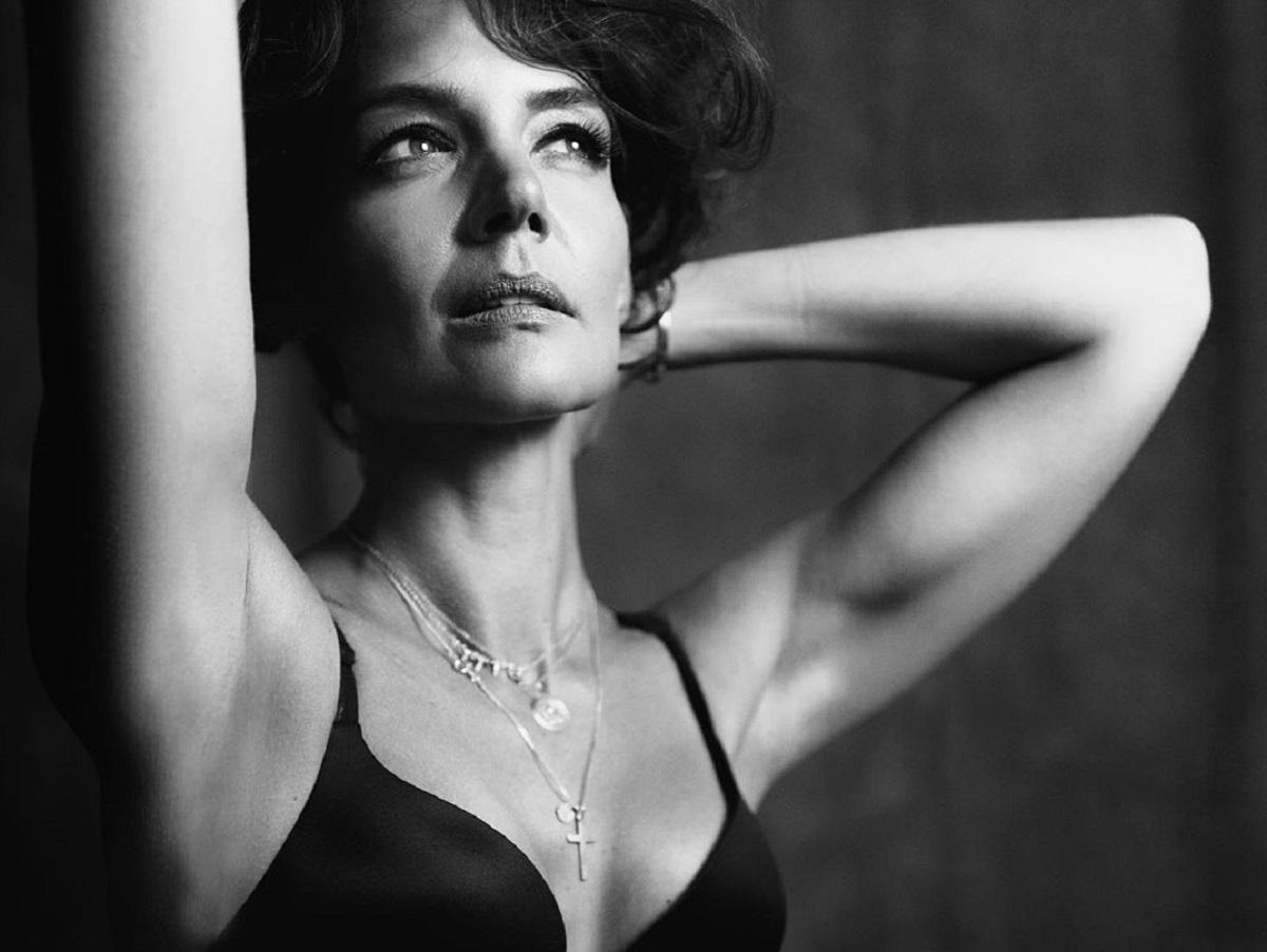 Подчеркнула декольте: 40-летняя Кэти Холмс снялась в сексуальной фотосессии