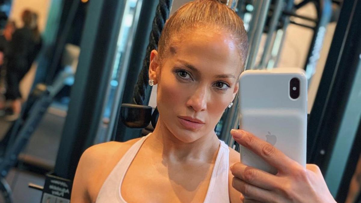 Дженнифер Лопес засветила стальной пресс в рекламе спортивной одежды: фото