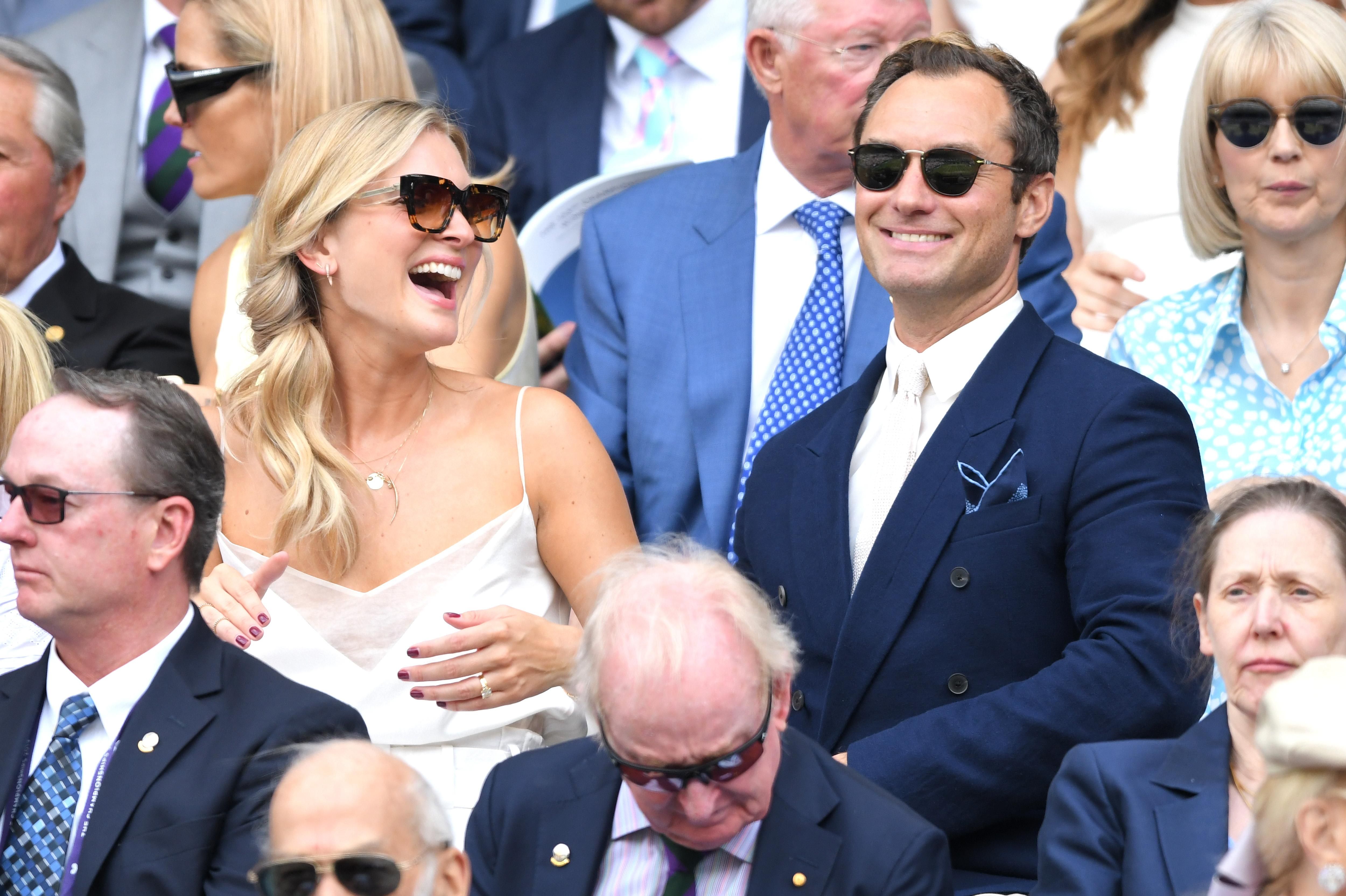 Джуд Лоу та його дружина вперше після весілля вийшли на публіку у Лондоні Джуд Лоу та його дружина вперше після весілля вийшли на публіку у Лондоні