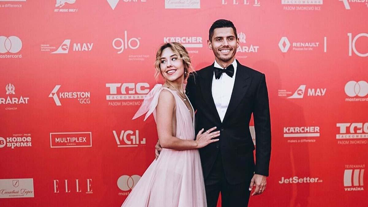 Никита Добрынин пришел на Одесский кинофестиваль с победительницей "Холостяк-9": фото