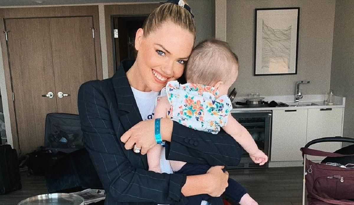 У джинсах та класичному блейзері: ефектна Кейт Аптон зачарувала знімком з первістком У джинсах та класичному блейзері: ефектна Кейт Аптон зачарувала знімком з первістком