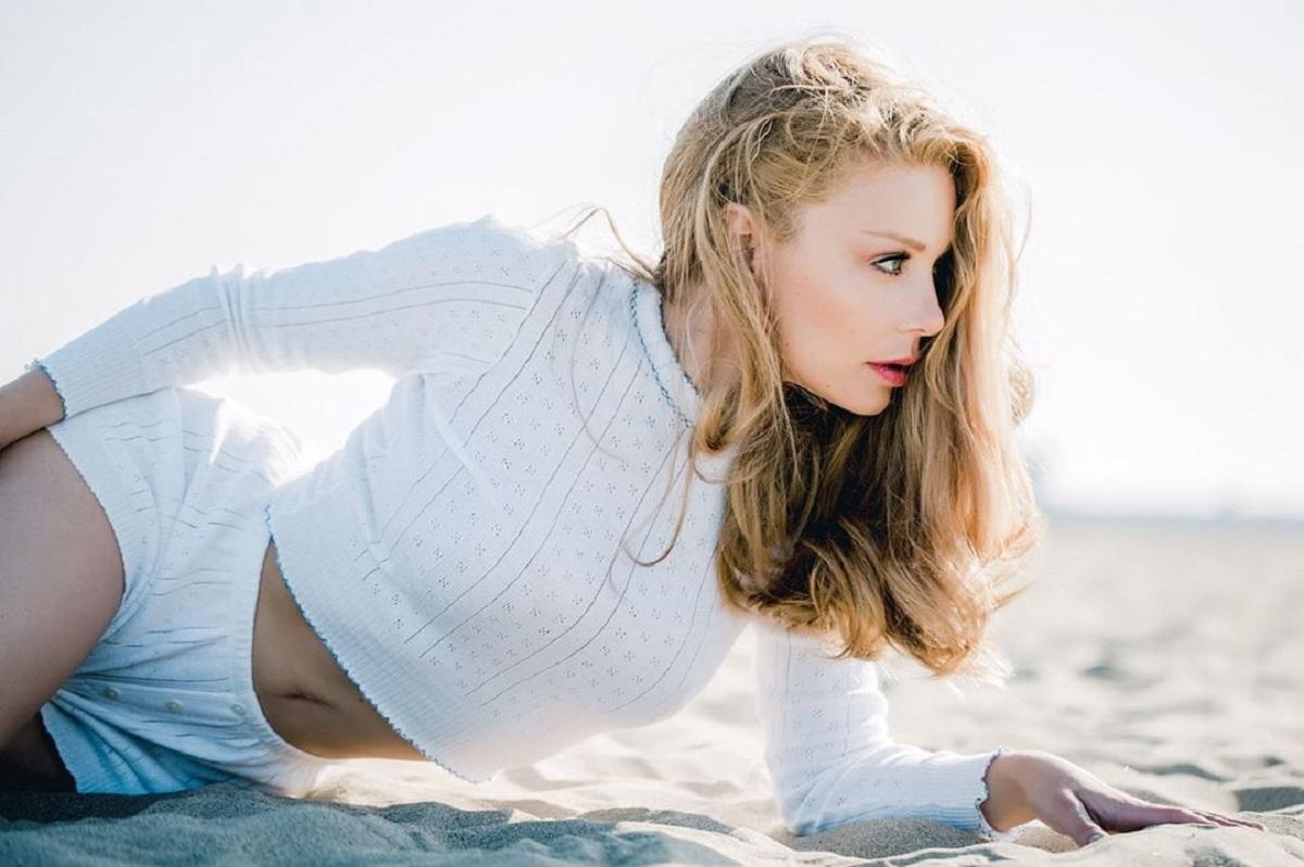 В коротких шортах и на каблуках: Тина Кароль засветила упругие ягодицы