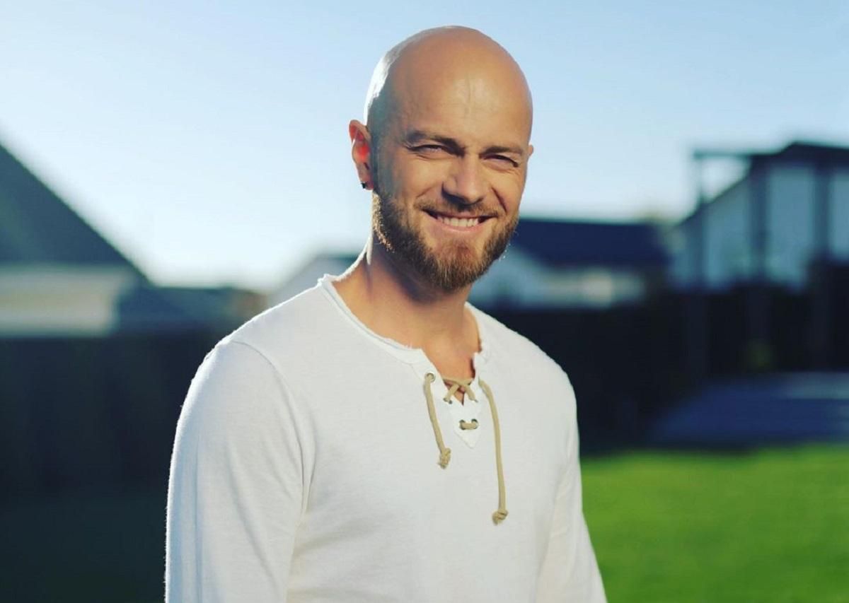 С длинными белокурыми волосами: Влад Яма примерил неожиданный образ С длинными белокурыми волосами: Влад Яма примерил неожиданный образ