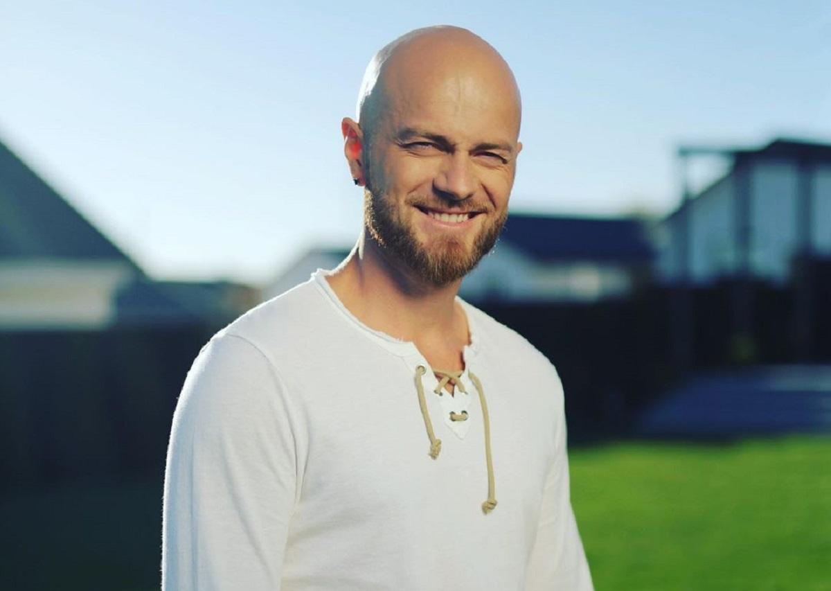 С длинными белокурыми волосами: Влад Яма примерил неожиданный образ