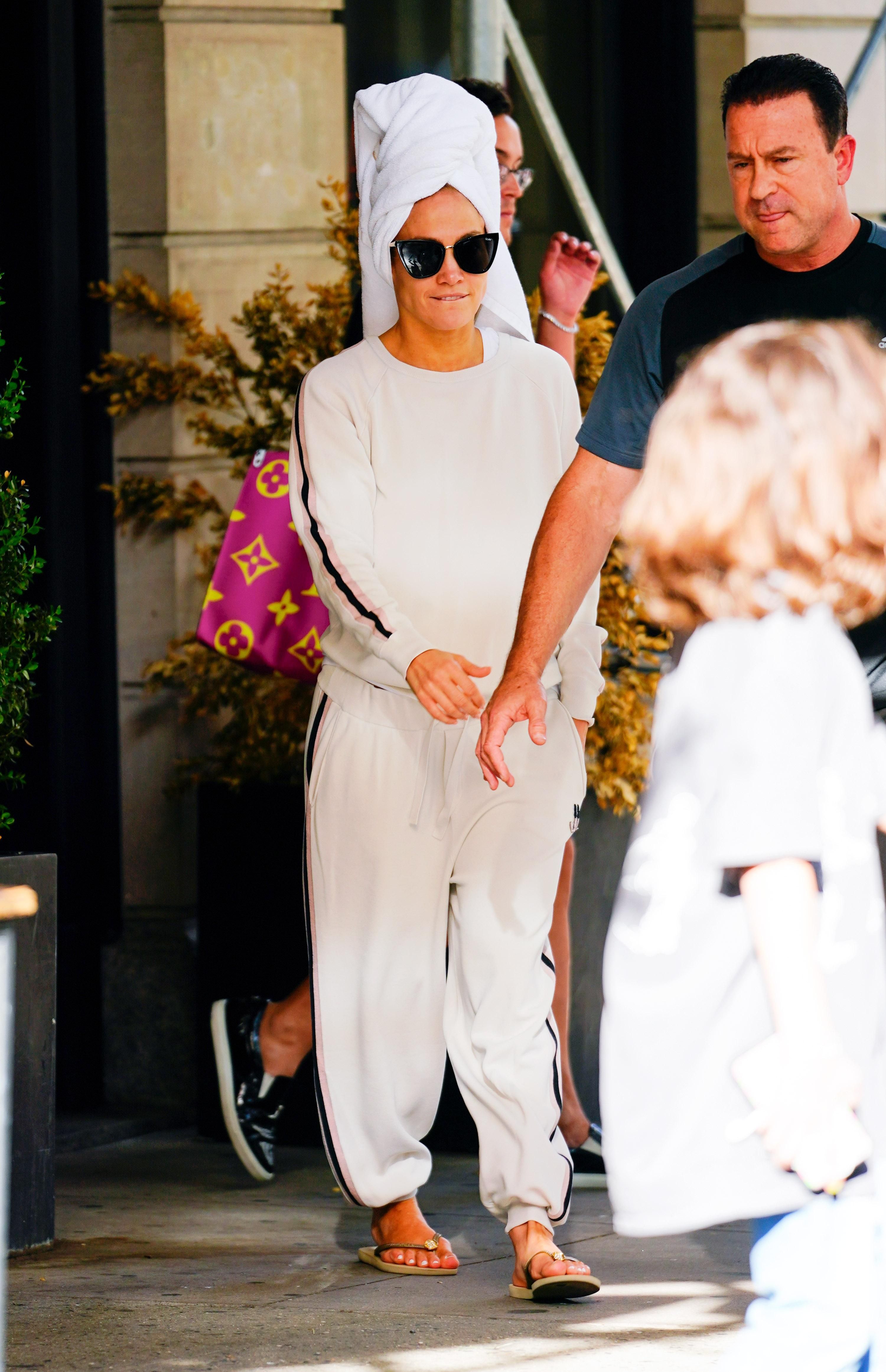 С полотенцем на голове и в шлепанцах: неожиданный образ Дженнифер Лопес в Нью-Йорке С полотенцем на голове и в шлепанцах: неожиданный образ Дженнифер Лопес в Нью-Йорке