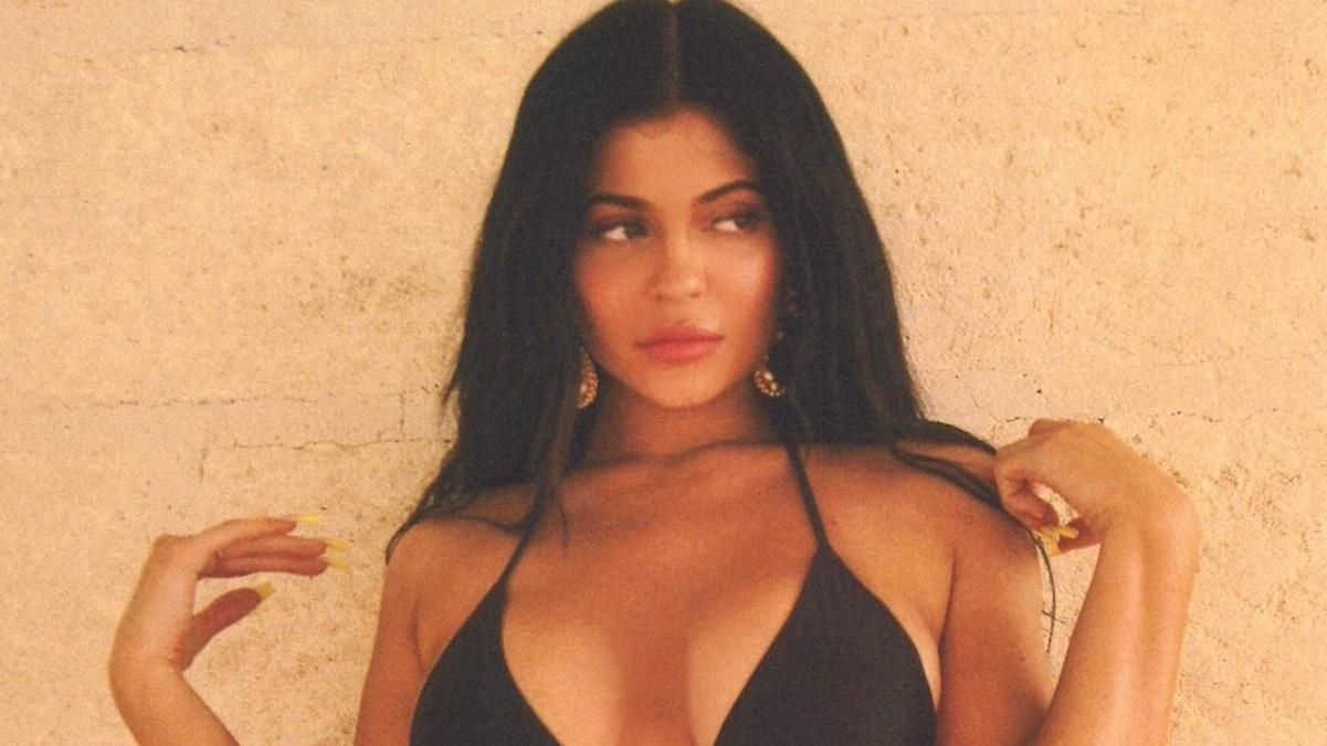 Миллиардерша Кайли Дженнер опубликовала серию пикантных фото в бикини