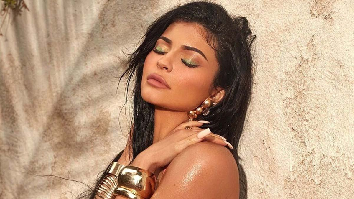 Обнаженная Кайли Дженнер снялась в рекламе собственного бренда: фото 18+