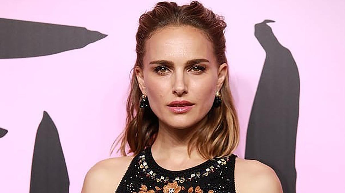 С неидеальной прической и в романтическом платье: Натали Портман поразила появлением в Шанхае