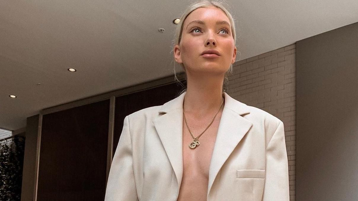 Модель Эльза Хоск показывает как носить светлый oversize-пиджак на голое тело: сексуальные кадры