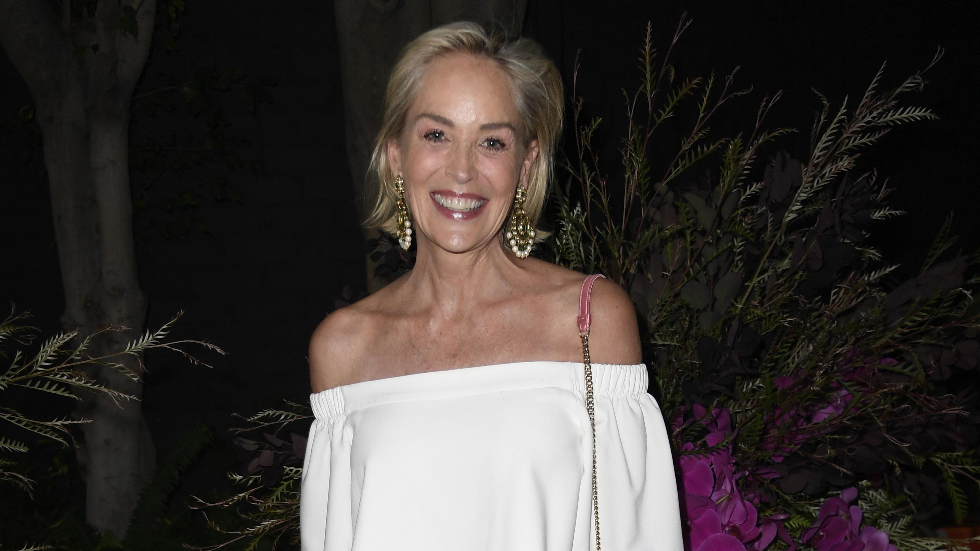 61-летняя Шэрон Стоун обнажила плечи в белом комбинезоне: актриса завораживает Лос-Анджелес