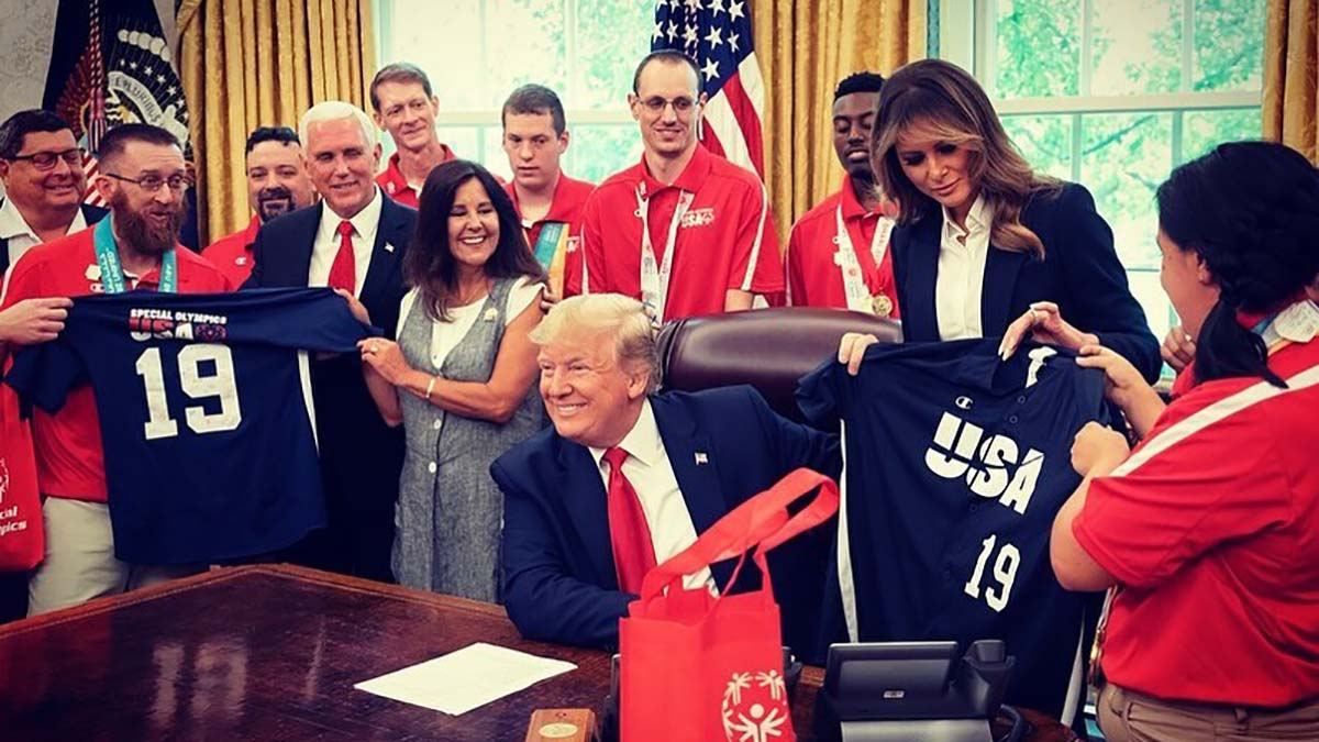 У чорному штанному костюмі: Меланія Трамп прийшла на офіційні зустрічі У чорному штанному костюмі: Меланія Трамп прийшла на офіційні зустрічі