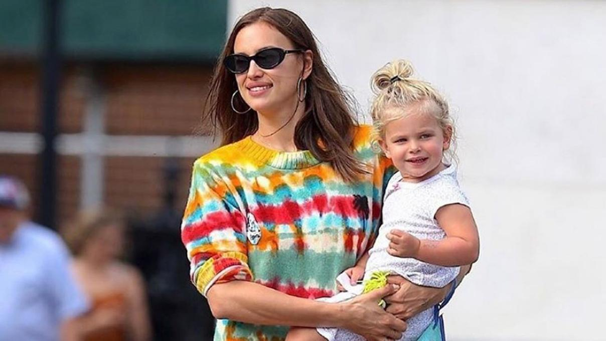 Ирина Шейк выбирает модный принт tie-dye: модель в очередной раз замечена на прогулке с дочкой