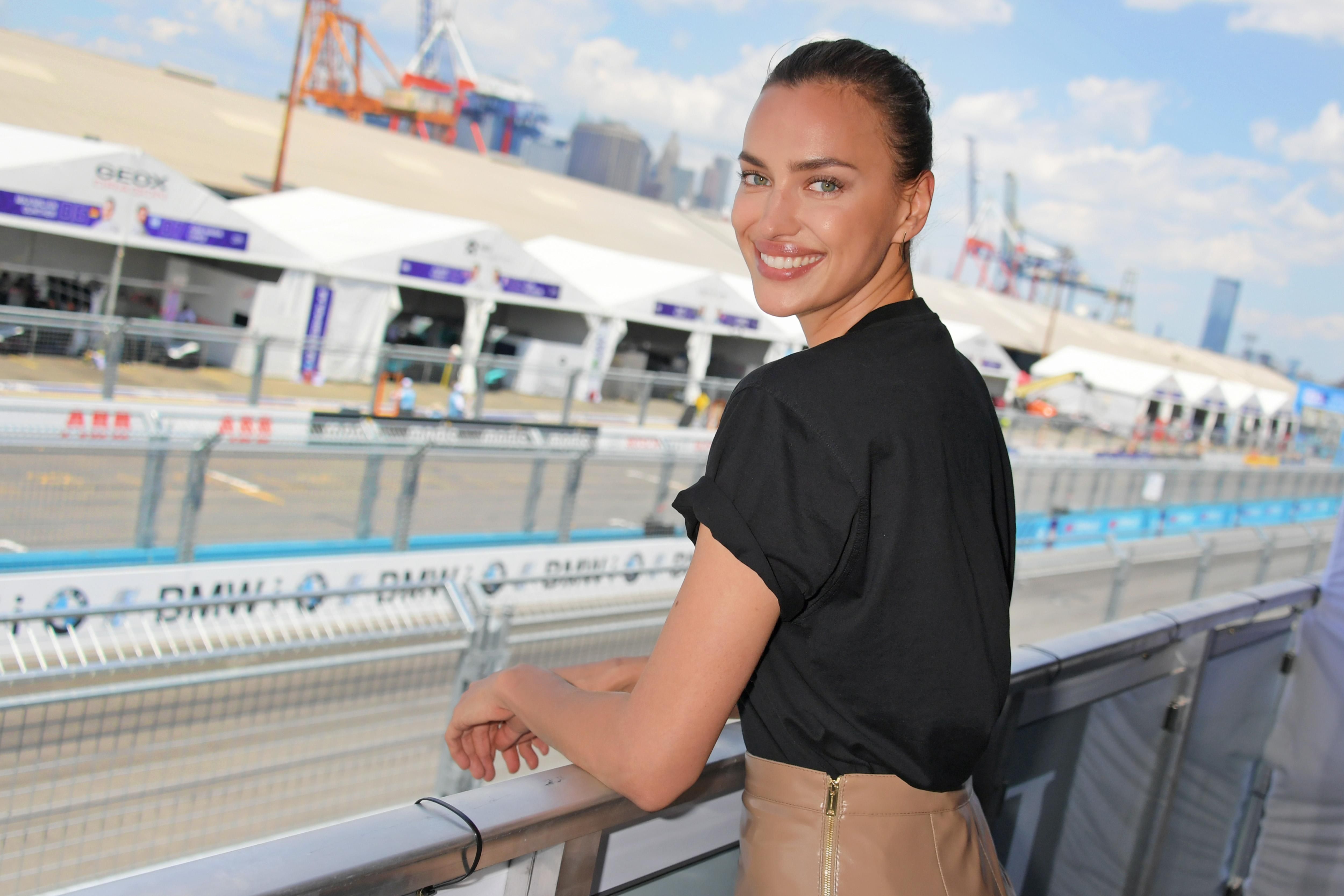 В кожаной мини-юбке: Ирина Шейк вышла на прогулку с мамой в Нью-Йорке В кожаной мини-юбке: Ирина Шейк вышла на прогулку с мамой в Нью-Йорке