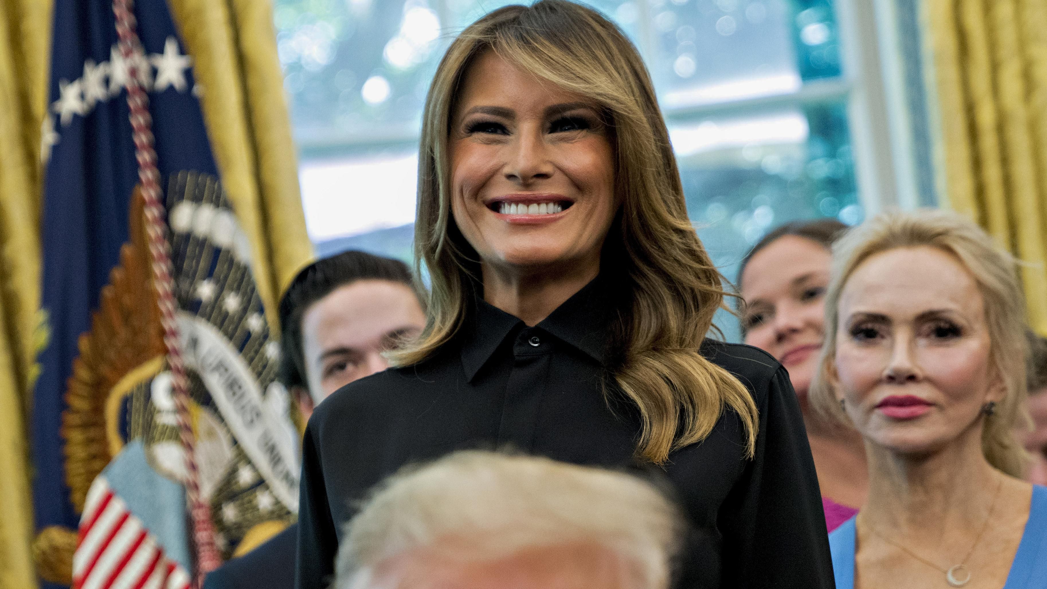 В штанах с лампасами и черной блузке: Мелания Трамп засветила элегантный образ в Белом доме
