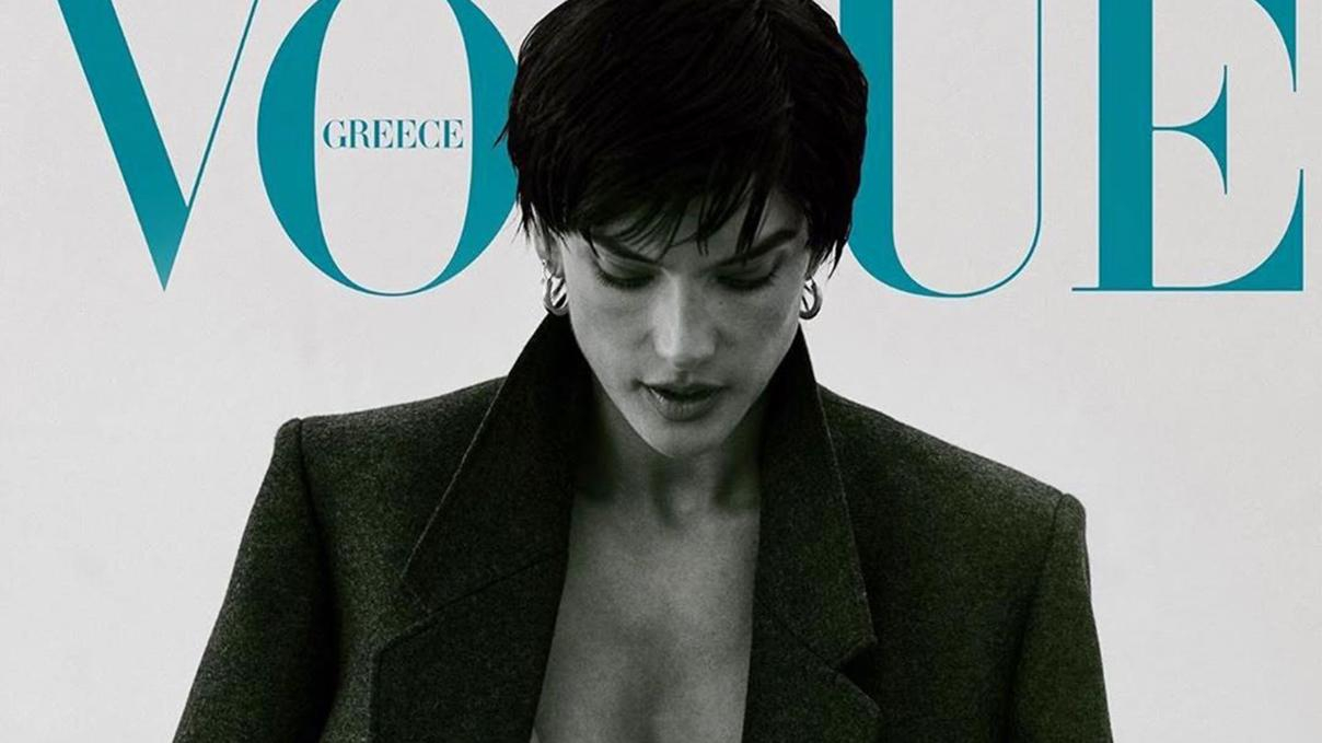 Полностью голая с пиджаком на плечах: Алессандра Амбросио снялась для обложки глянца