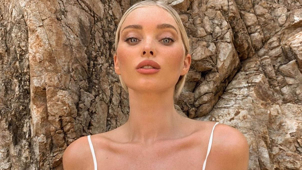 В мокром мини-топе и сексуальных трусиках: Эльза Хоск показала фото с отдыха