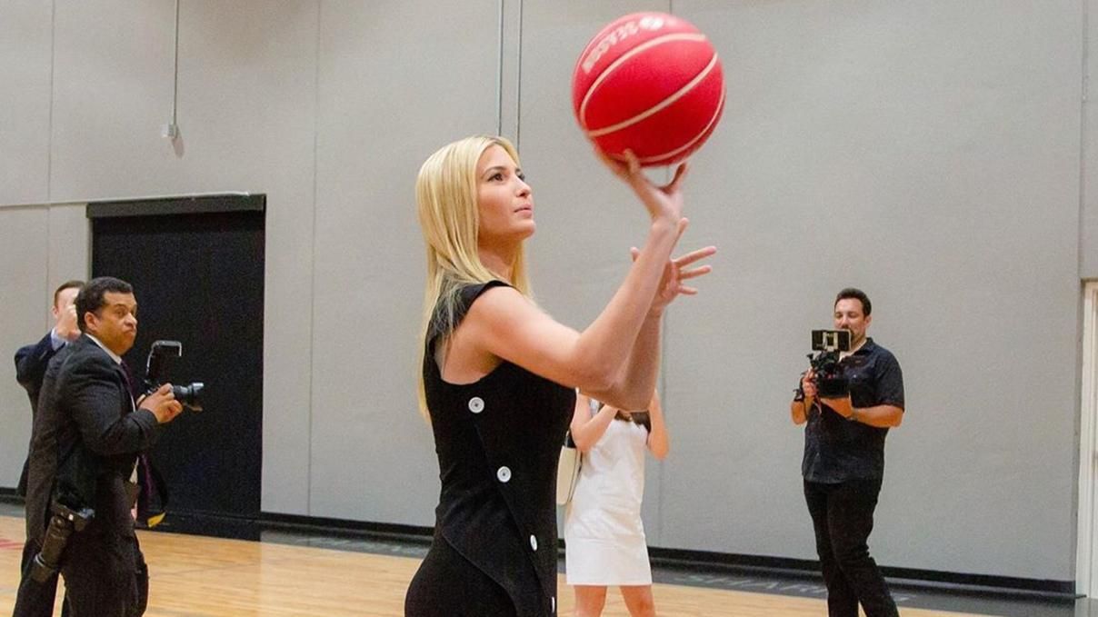 В элегантном платье и на каблуках: как Иванка Трамп сыграла в баскетбол в Айове