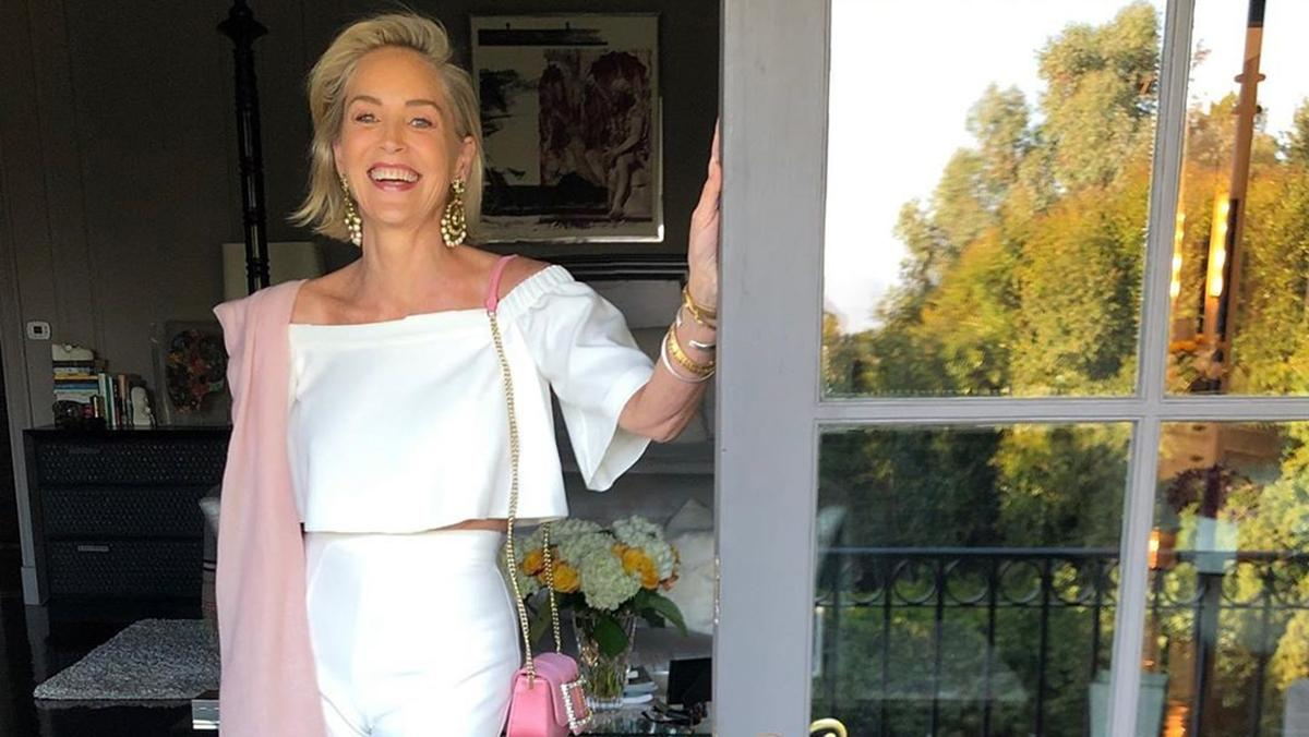 61-летняя Шэрон Стоун засветила стройные ноги у бассейна: пикантное фото