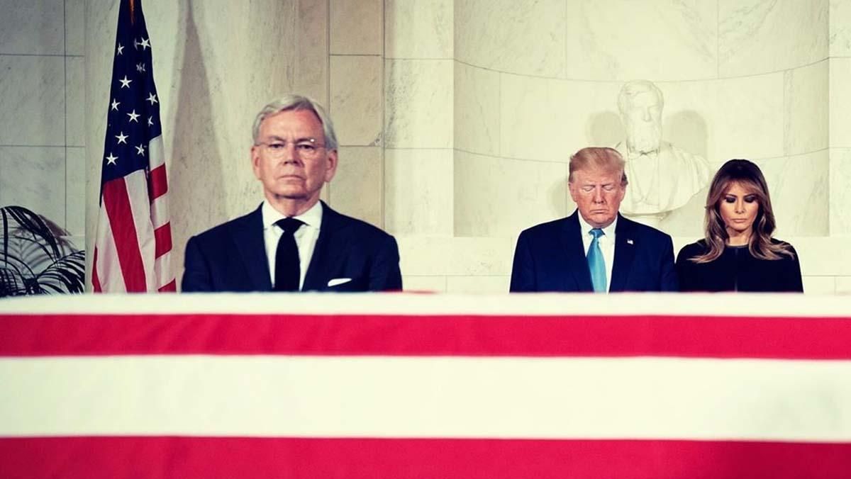 Мелания Трамп засветила стильное платье во время траурного мероприятия: фото Мелания Трамп засветила стильное платье во время траурного мероприятия: фото