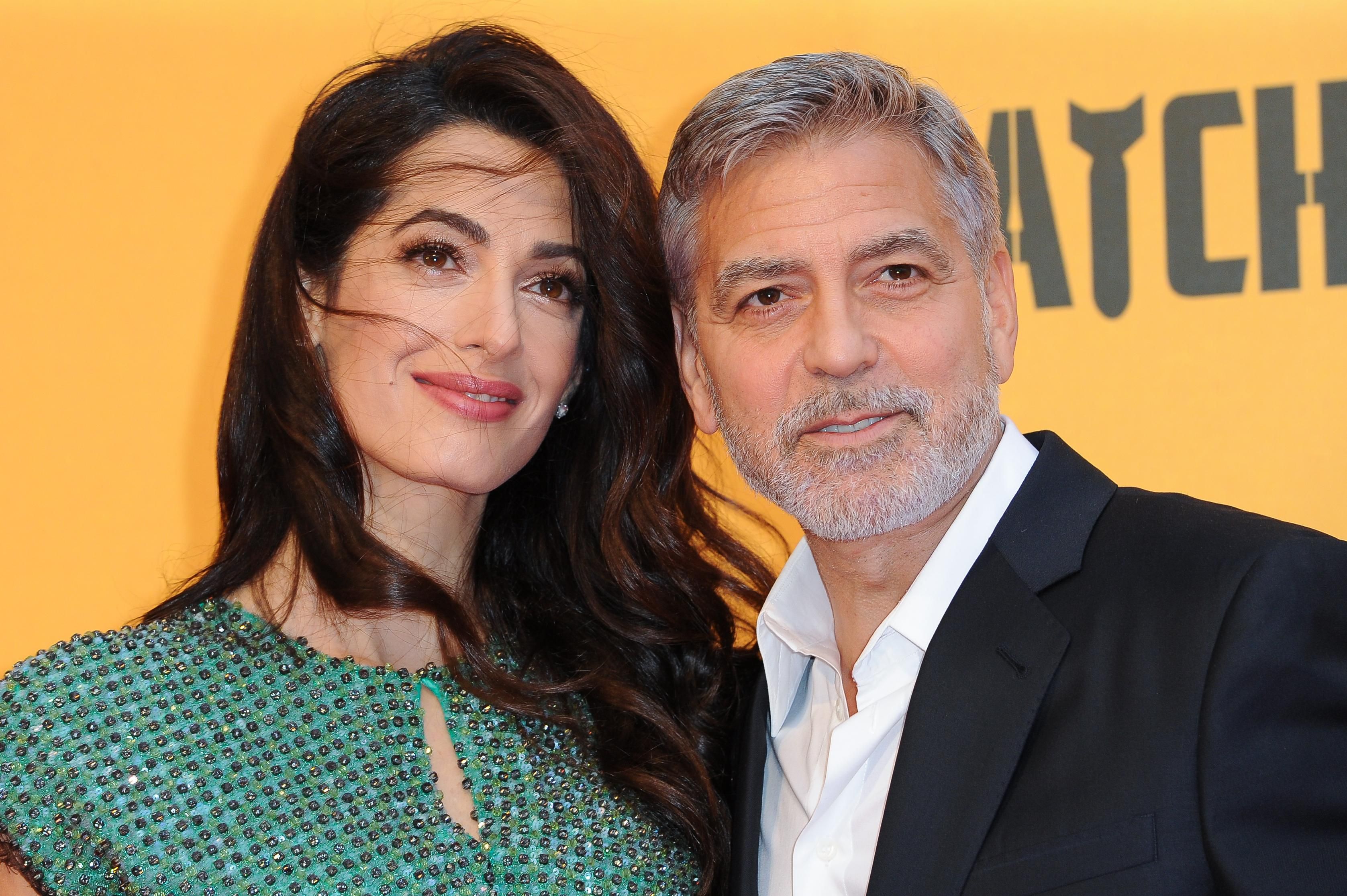 В изумрудном платье: Амаль и Джордж Клуни сходили на ужин у озера Комо – фото