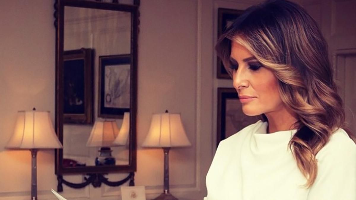 У білосніжній сукні та з ідеальною зачіскою: Меланія Трамп розпочала підготовку до Різдва У білосніжній сукні та з ідеальною зачіскою: Меланія Трамп розпочала підготовку до Різдва