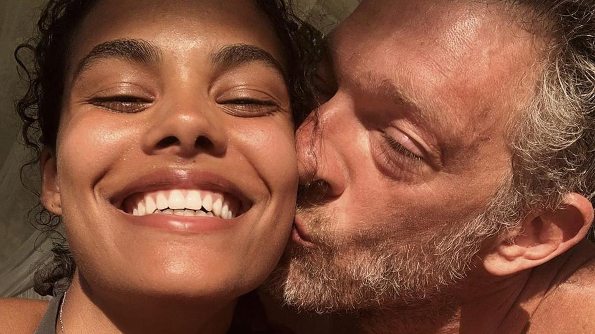 Тина Кунаки соблазнила фанатов пышным декольте и нежностями с мужем: фото