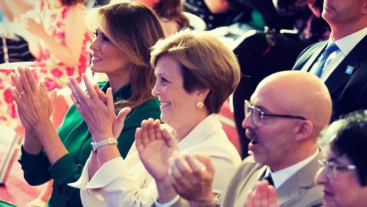 Меланія Трамп обрала оксамитову сукню для публічного виходу: фото Меланія Трамп обрала оксамитову сукню для публічного виходу: фото