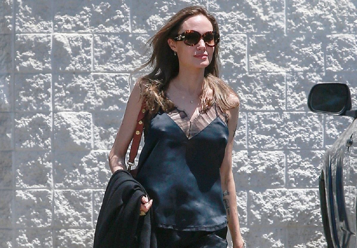 В бельевом топе: Анджелина Джоли продемонстрировала соблазнительный образ В бельевом топе: Анджелина Джоли продемонстрировала соблазнительный образ