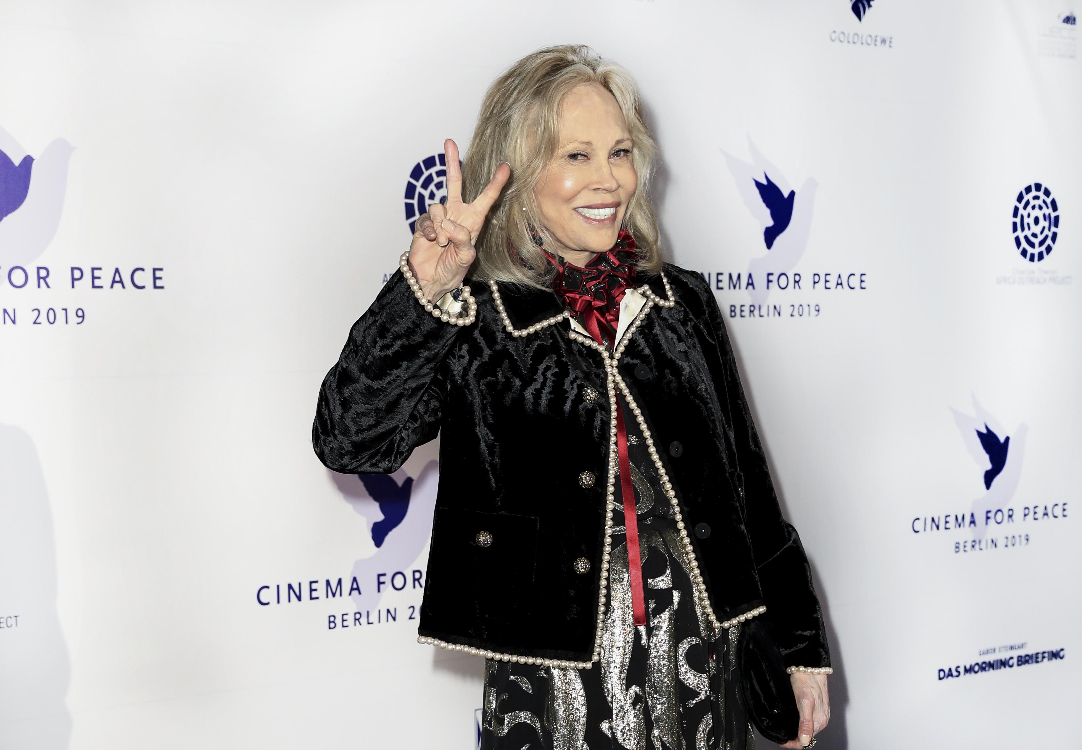 Володарку "Оскара" Фей Данавей звільнили через побиття колег та дивну поведінку Володарку "Оскара" Фей Данавей звільнили через побиття колег та дивну поведінку