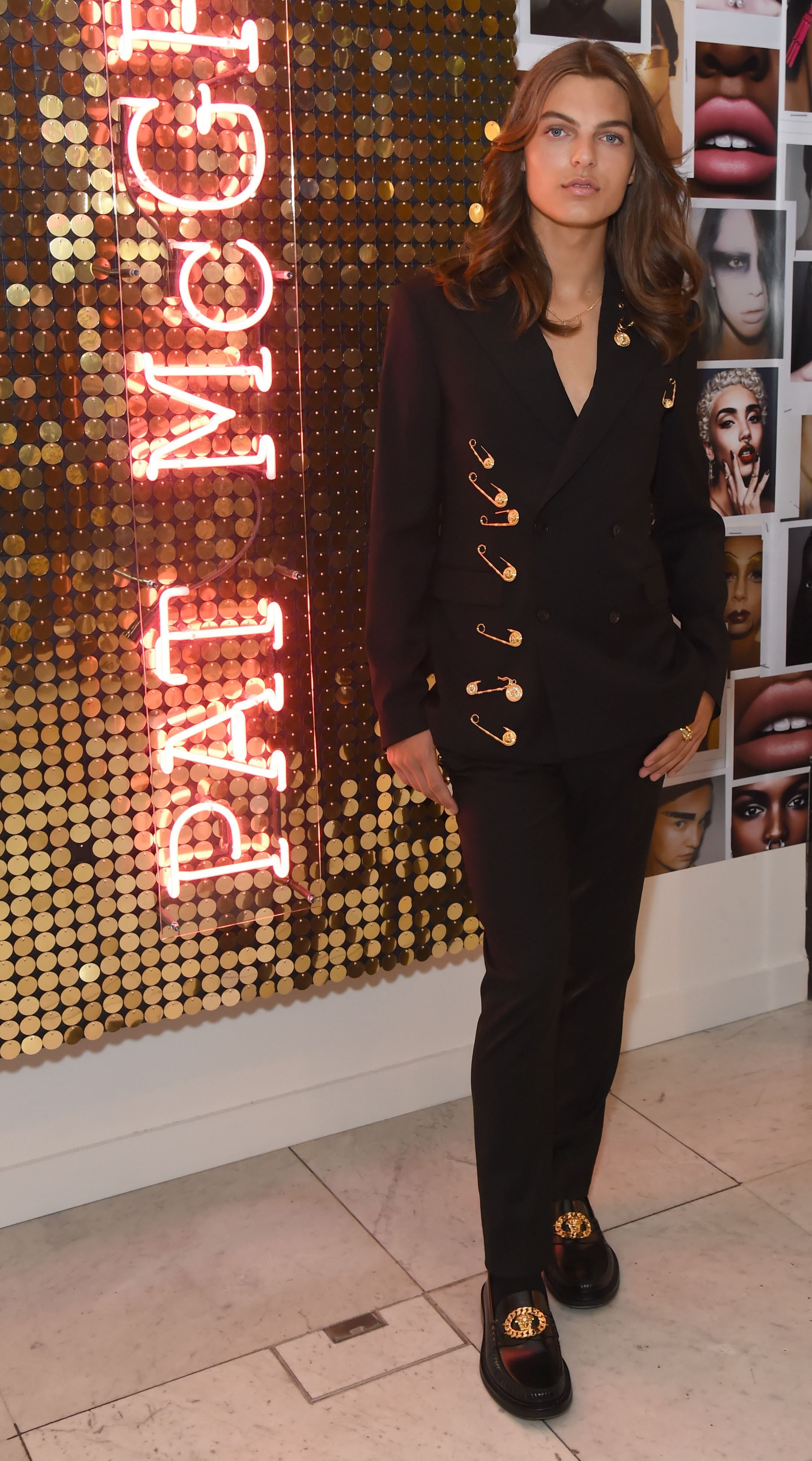 17-річний син Елізабет Херлі повторив образ мами від Versace: фото 17-річний син Елізабет Херлі повторив образ мами від Versace: фото