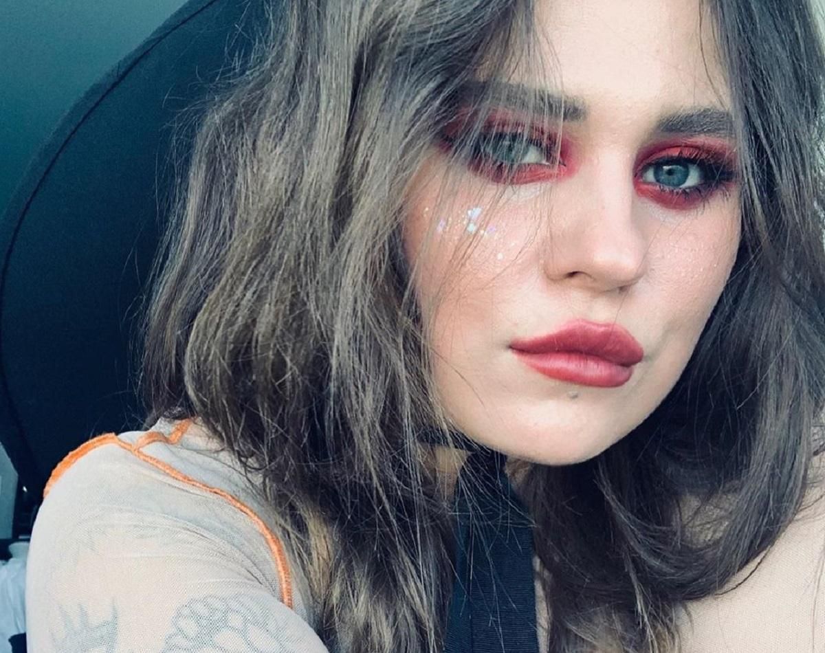 Солістка гурту KAZKA показала фігуру в купальнику: пікантні фото Солістка гурту KAZKA показала фігуру в купальнику: пікантні фото