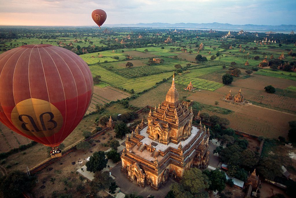 Туристам запретили подниматься на известные храмы в Мьянме