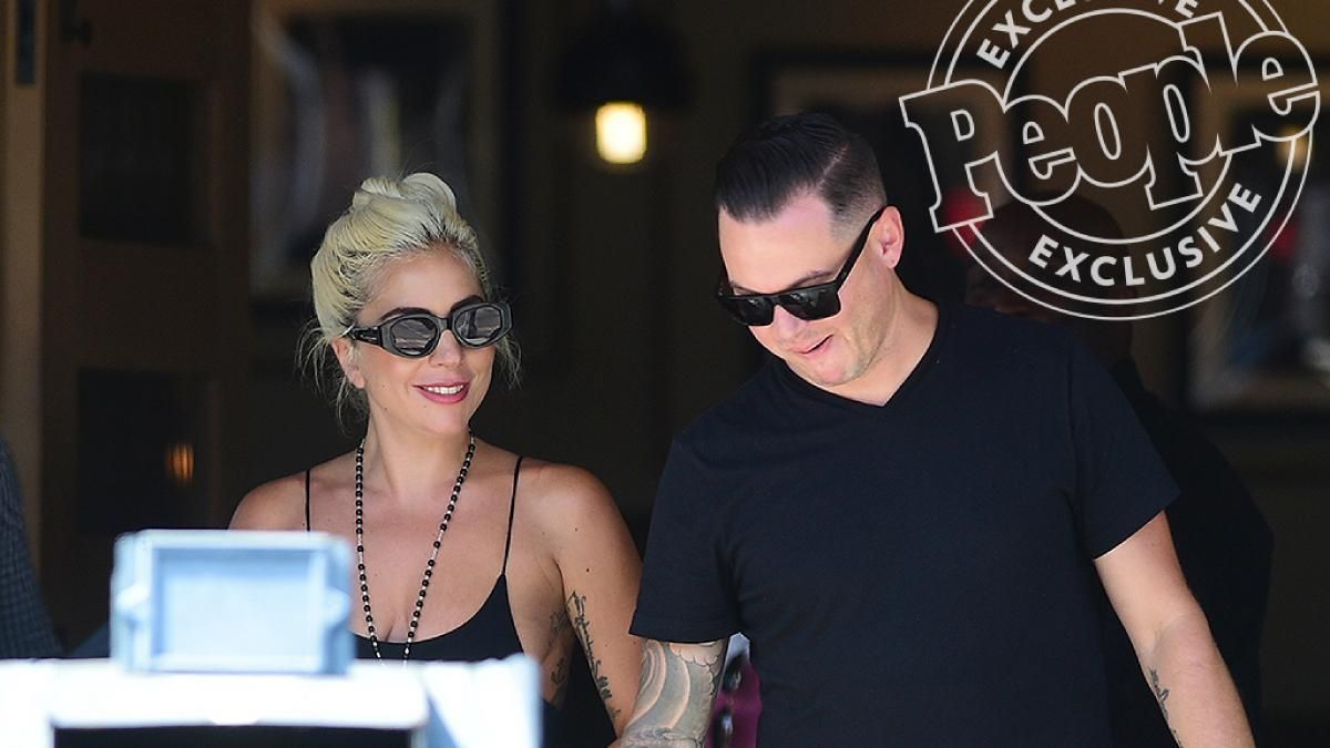 Не з Бредлі Купером: Леді Гагу підловили за поцілунками з новим бойфрендом Не з Бредлі Купером: Леді Гагу підловили за поцілунками з новим бойфрендом