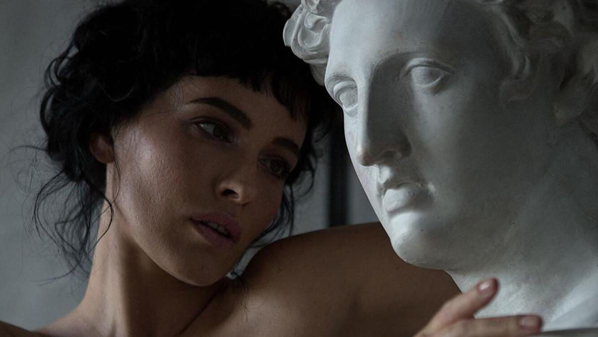 Даша Астафьева взбудоражила сеть снимками в сексуальном корсете