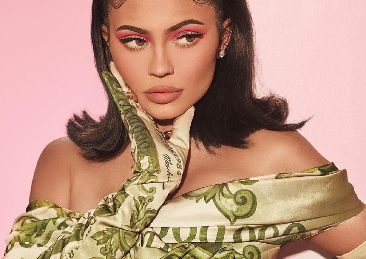 С изображениями долларовых купюр: молодая миллиардерша Кайли Дженнер выпустила бьюти-линейку С изображениями долларовых купюр: молодая миллиардерша Кайли Дженнер выпустила бьюти-линейку