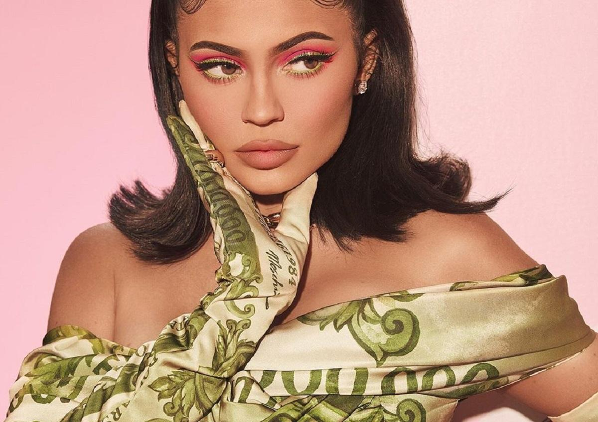 С изображениями долларовых купюр: молодая миллиардерша Кайли Дженнер выпустила бьюти-линейку