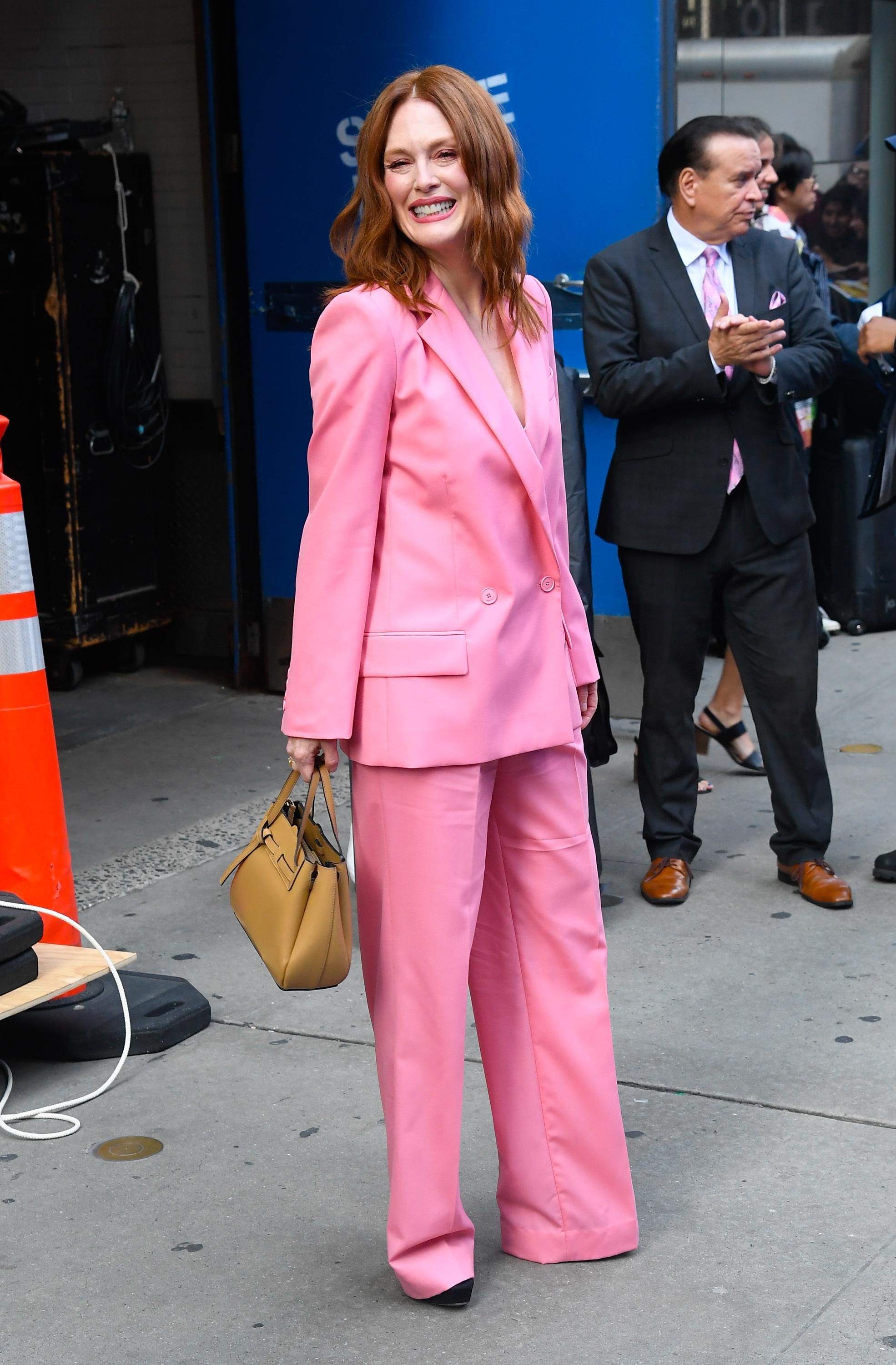 В розовом костюме Givenchy: 58-летняя Джулианна Мур на улицах Нью-Йорка – фото