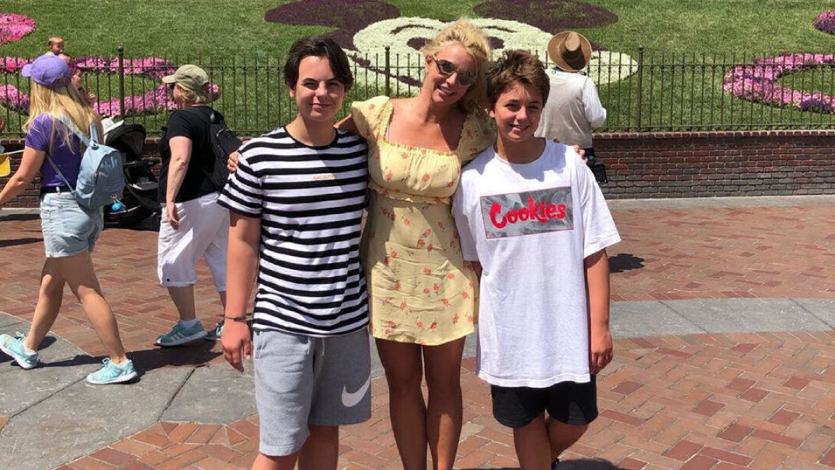 Щасливі разом: Брітні Спірс відпочила в Діснейленді разом з дорослими синами