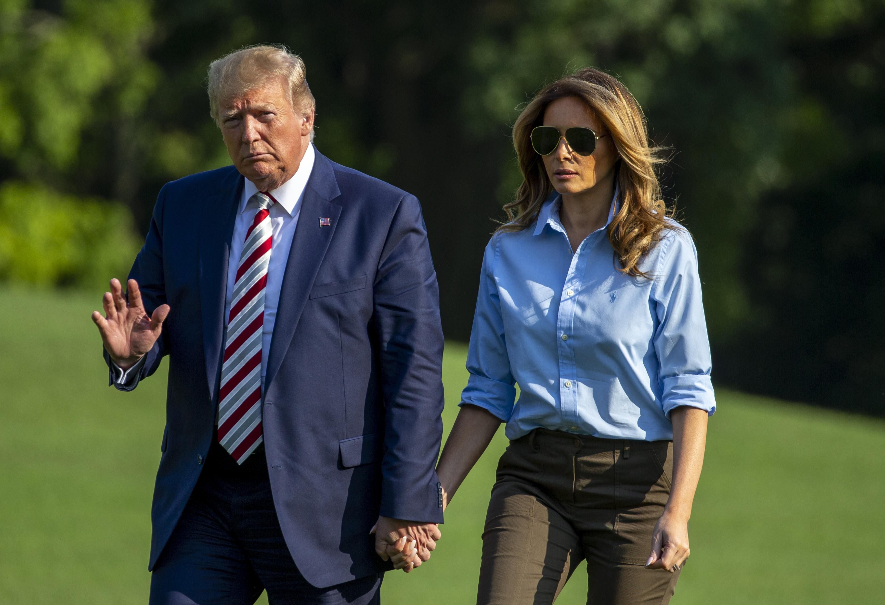 В классической рубашке и штанах цвета хаки: Мелания Трамп примерила casual образ-Фото В классической рубашке и штанах цвета хаки: Мелания Трамп примерила casual образ-Фото