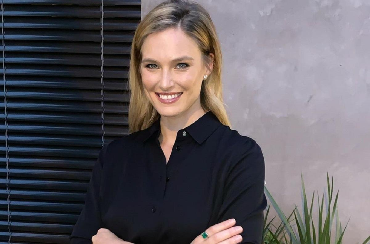 В терракотовом сарафане: беременная Бар Рафаэли скрыла округлый живот объемным нарядом – фото