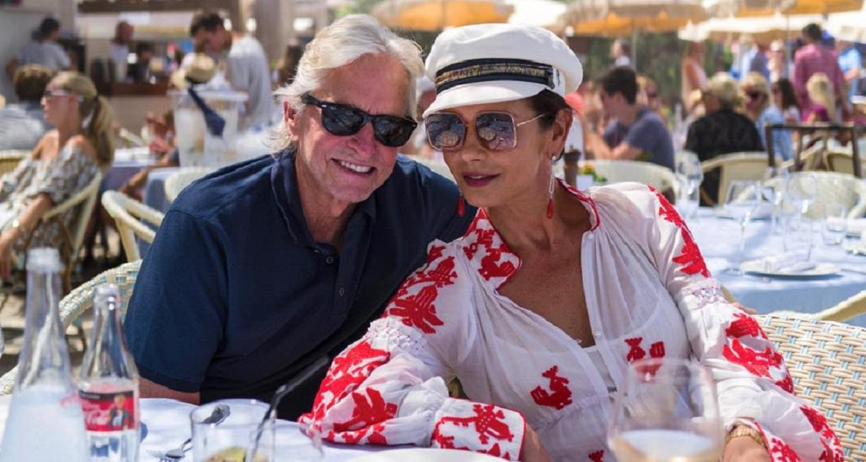 Надевай украинское: Кэтрин Зета-Джонс примерила стильную вышиванку от Юлии Магдич