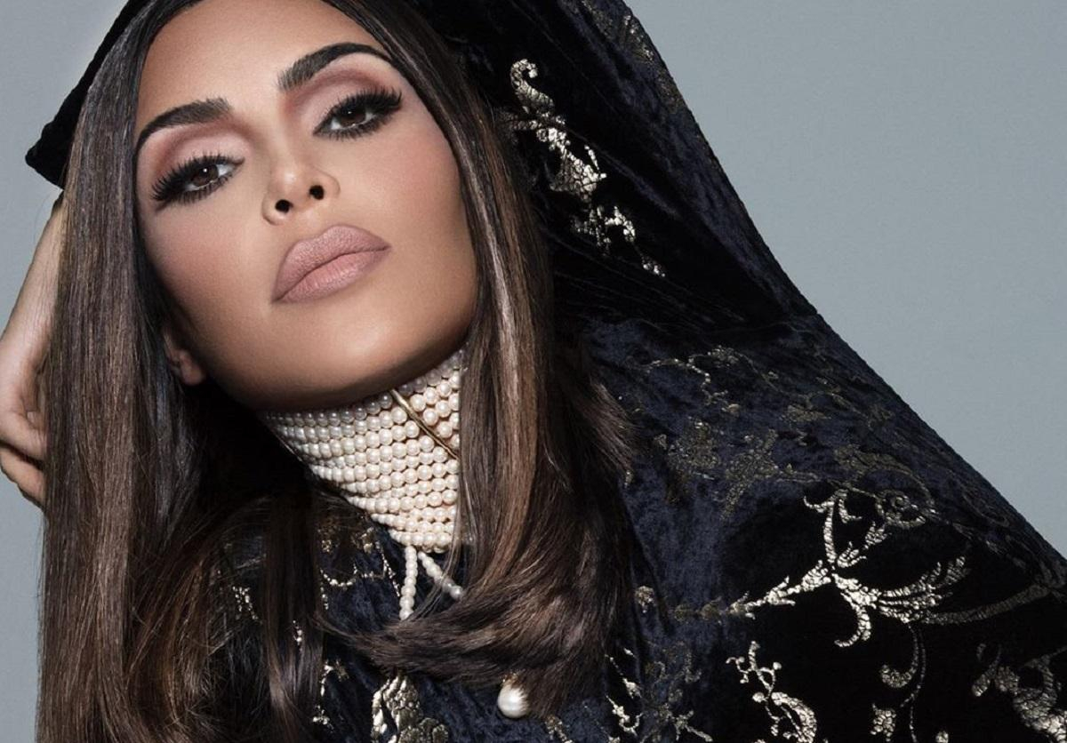 Дерзко и соблазнительно: Ким Кардашян ошеломила провокационным образом для рекламы косметики