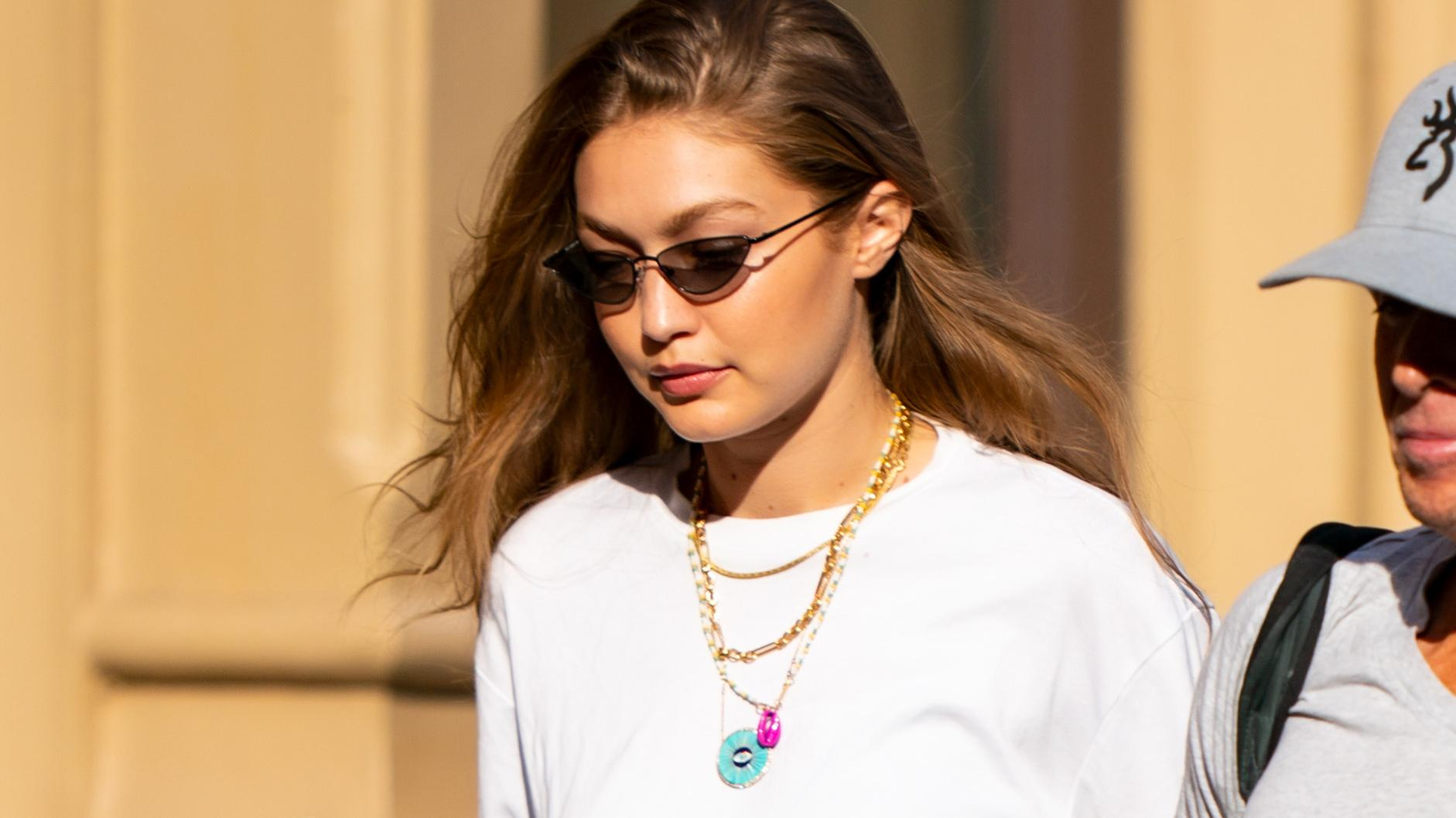 Белая футболка и синие велосипедки: Джиджи Хадид демонстрирует один из стильных летних образов