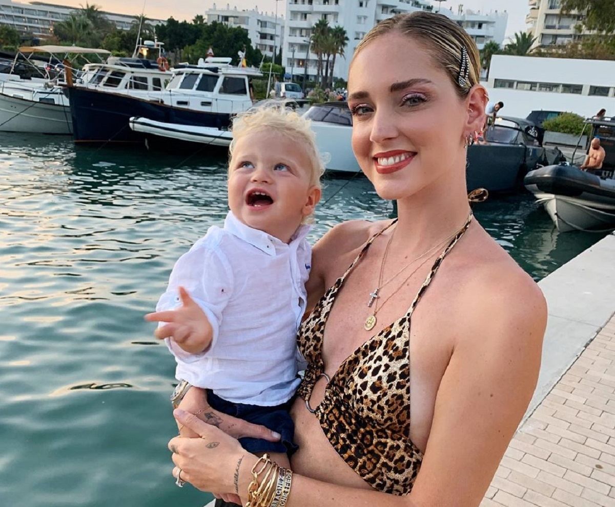 В леопардовом топе и юбке: Кьяра Ферраньи показала идеальный образ для летних вечеров В леопардовом топе и юбке: Кьяра Ферраньи показала идеальный образ для летних вечеров