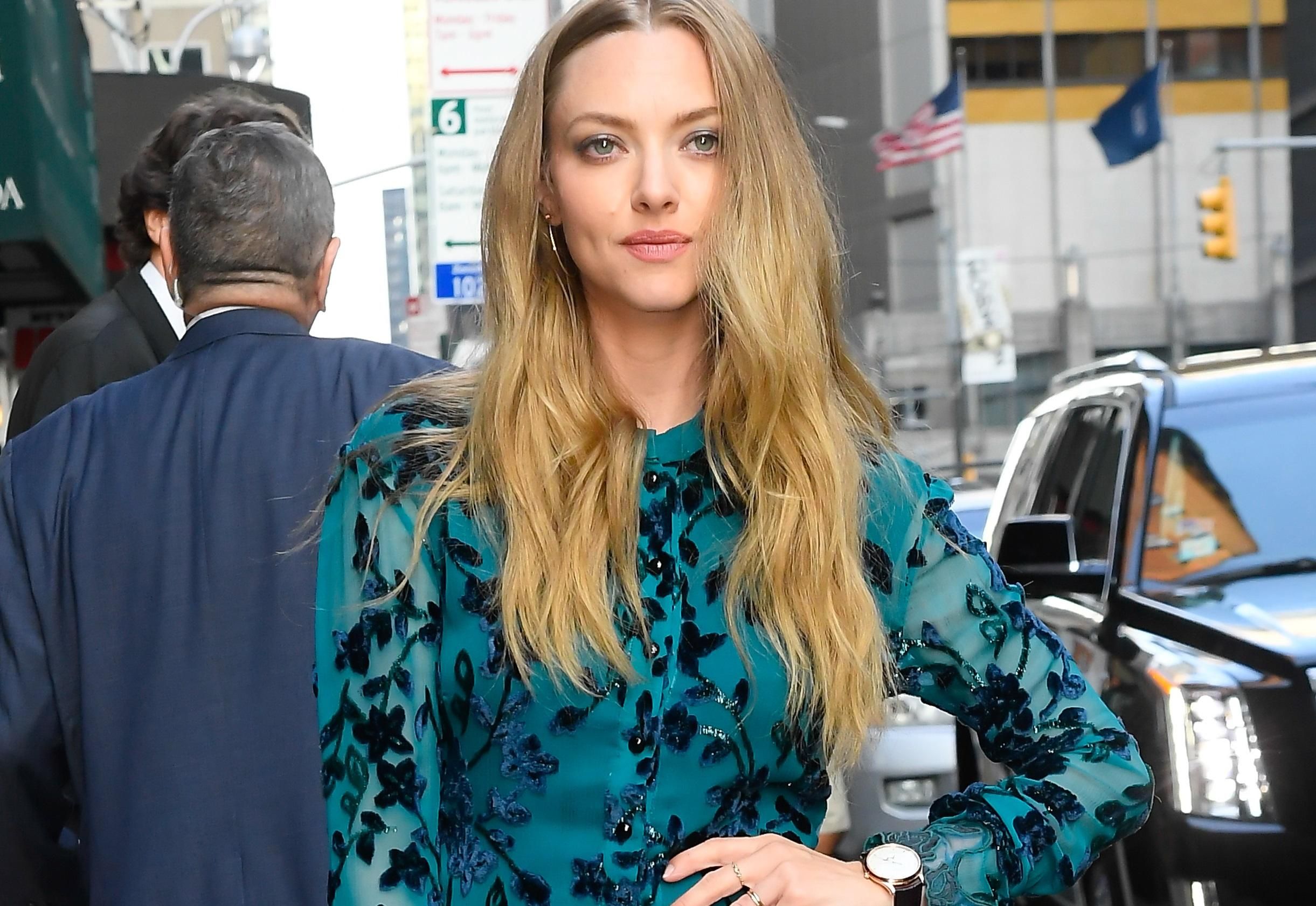 В платье лазурного цвета: Аманда Сейфрид примерила роскошный образ от Chloe в Нью-Йорке В платье лазурного цвета: Аманда Сейфрид примерила роскошный образ от Chloe в Нью-Йорке